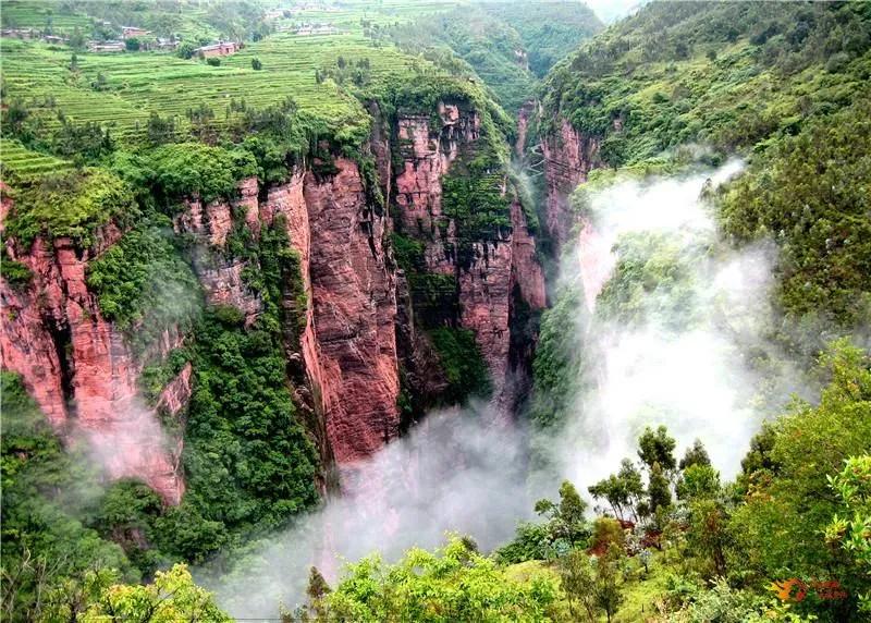 云南昆明楚雄企業(yè)徒步團(tuán)建露營(yíng)之旅推薦：楚雄武定插甸鄉(xiāng)水城村+武定己衣大裂谷徒步之旅